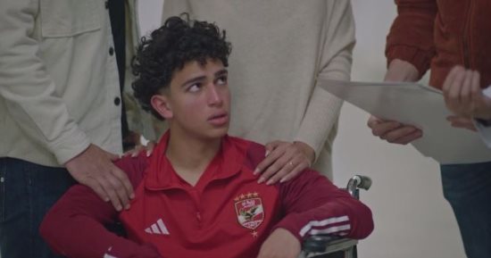 مسلسل كامل العدد +1 الحلقة 9.. حمزة دياب حزينًا لإصابته وابتعاده عن الملاعب شهر