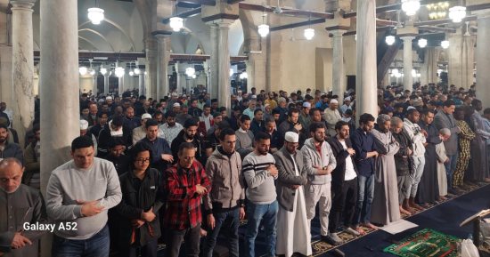 يبتغون فضلًا من الله.. الجامع الأزهر يمتلئ بآلاف المصلين في الليلة العاشرة من رمضان.. صور