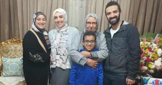 "اليوم السابع" داخل منزل الحاصلة على لقب الأم المثالية بالمنوفية.. أميمة طلعت: تلقيت الخبر من "اليوم السابع".. واللقب جاء بعد تعب كبير مع زوجى وأبنائى.. ونجلها: والدتى تحدت السرطان وكل الظروف عقب وفاة والدى