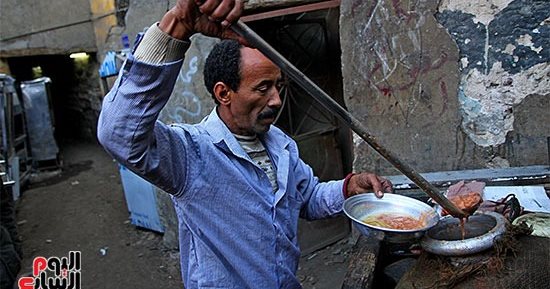 "الفوال".. مهنة لم تنقرض بمرور الزمن.. تاجر السعادة يبيع "كباب الغلابة" ويسمونه "حمال الأسية".. الفول المدمس بين حكايات طبق المصريين فى رمضان وتراث الأغانى الشعبية وسر التسوية على حرارة الحمامات البلدى.. صور