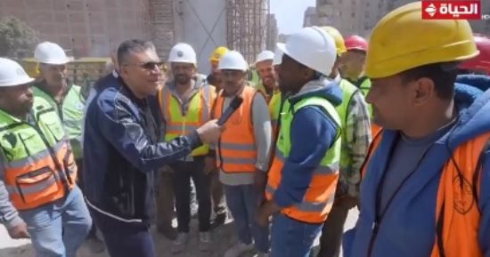 "واحد من الناس" يكافئ عمال محور عمرو بن العاص بـ10 آلاف جنيه هدايا