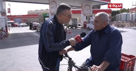 واحد من الناس.. عمرو الليثى يهدى مسن سورى 5 آلاف جنيه.. والأخير يدعو بالنصر لغزة