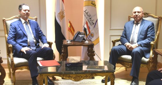 وزير النقل يبحث مع السفير الإسبانى إنشاء مصنع لتوطين صناعة القطارات
