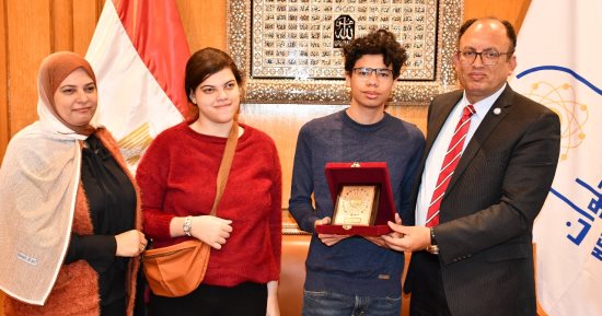 رئيس جامعة حلوان يكرم أسرة الشهيد محمد صلاح رياض