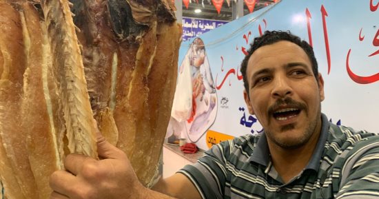 "السمك الناشف" حرفه تنشط فى رمضان لتأتى حصادها قرب عيد الفطر المبارك.. كيف يتم تجفيف أنواع معينه الأسماك ليتناولها أهالى البحر الأحمر بالعيد؟.. الحريت والبهار أهم الأنواع.. والمياه المالحة والشمس لإتمامها.. صور