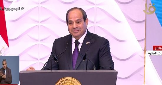 الرئيس السيسي يمازح السيدات: "متحطوش سكر كتير على الكنافة"