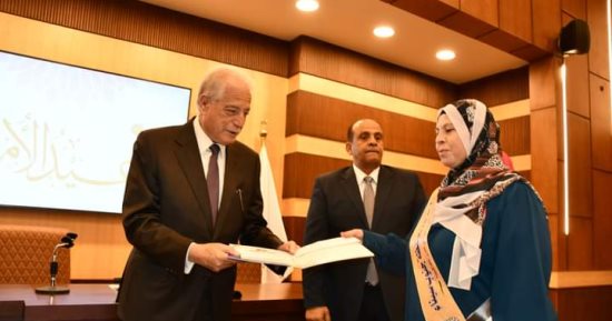 محافظ جنوب سيناء يشهد حفل تكريم الأمهات المثاليات من أبناء المحافظة.. صور