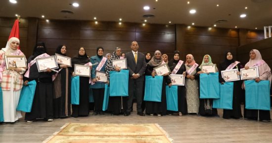رئيس هيئة نظافة القاهرة يكرم 18 أم مثالية.. صور