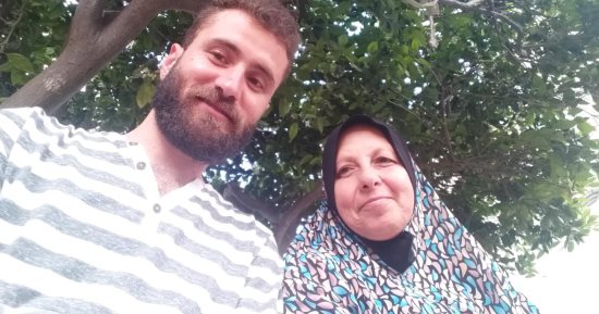 شاب فلسطينى من غزة: أمى الأجمل فى العالم.. قدمت حياتها من أجلنا وتحارب السرطان