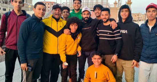 شاهد أهالى الشرقية يفطرون ركاب القطار على المحطة