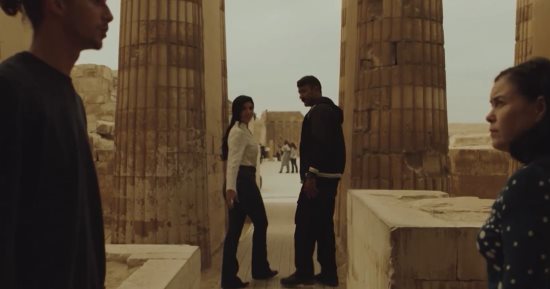 مسلسل حق عرب الحلقة 11 .. كارولين عزمى تأخذ العوضى فى جولة للأهرامات