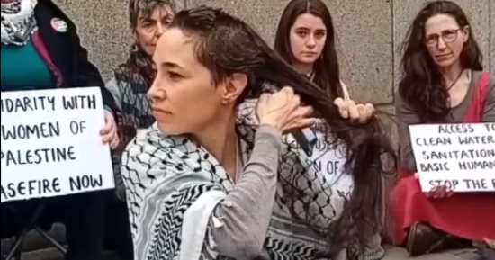 تضامنا مع نساء غزة.. بريطانيات يحلقن رؤوسهن أمام البرلمان.. فيديو