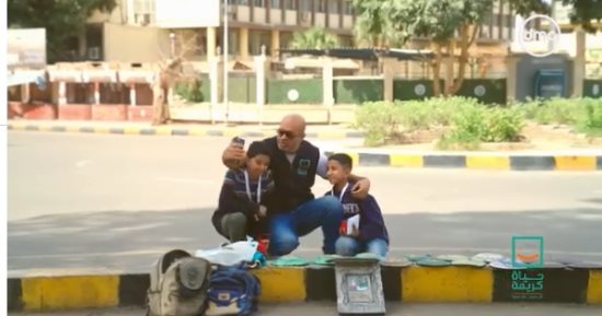 طفلان يصرفان على والدتهما المريضة و"حياة كريمة" يهديهما 20 ألف جنيه.. فيديو