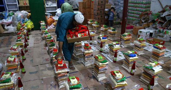 التكاتف فى رمضان..مساعدات غذائية للفقراء فى باكستان