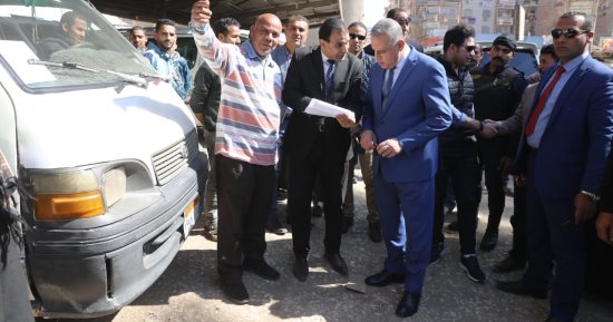 محافظ سوهاج يتفقد سير العمل بمواقف الأجرة ويشدد على الالتزام بتعريفة الركوب