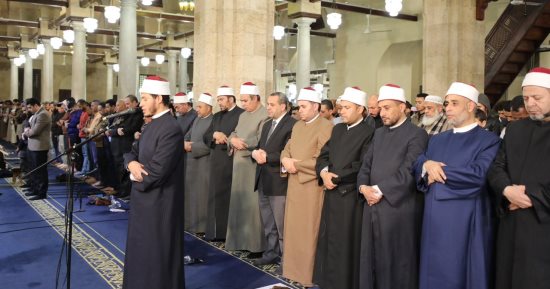نخبة من أكبر القراء يؤمون آلاف المصلين في العشاء والتراويح بالجامع الأزهر
