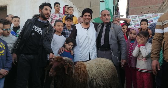 المعلق يجلس أعلى لودر.. خروف جائزة المباراة في أغرب دورة رمضانية بالدقهلية