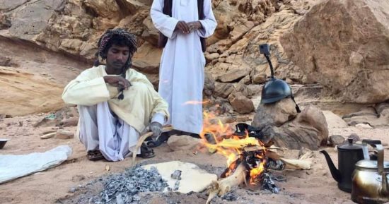 "الجابورى" خبز الصحراء سريع التجهيز فى رمضان.. إفطار الراعى بمنطقة حلايب وشلاتين يتكون من الماء والدقيق ولا يستغرق دقائق فى التحضير.. وتوضع النار على جوانبه ومن فوقه ثم ينظف بقطعة قماش قبل الأكل.. صور
