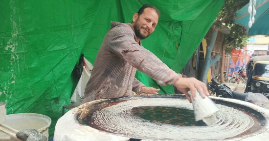 أهالى المنوفية بياكلوا الكنافة البلدى من إيد عم مجدى في كل رمضان.. فيديو