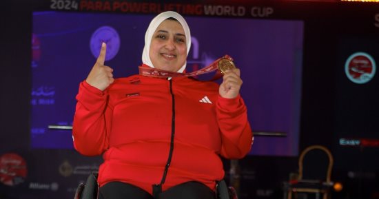انهارت بالبكاء.. فاطمة عمر تواسي لاعبة الأثقال بعد الإخفاق فى البارالمبياد