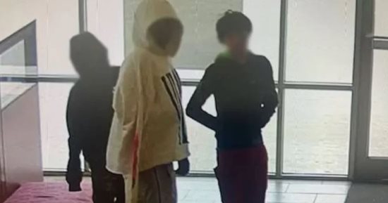 لصوص صغار يسرقون بنكا وآباؤهم يسلمونهم للشرطة 