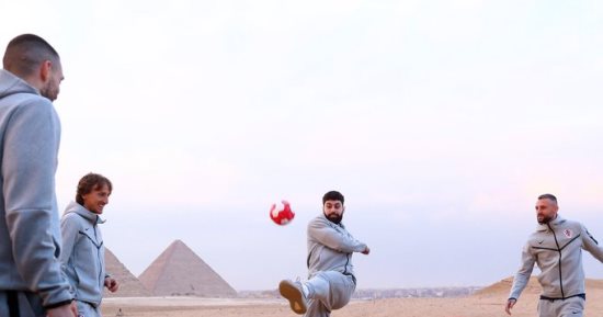مانشستر سيتي يحتفل بمهارات نجومه الكروات في الأهرامات قبل مواجهة مصر