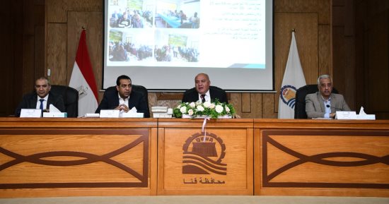 محافظ قنا يستعرض المسودة الأولى من دليل الهوية البصرية للمحافظة