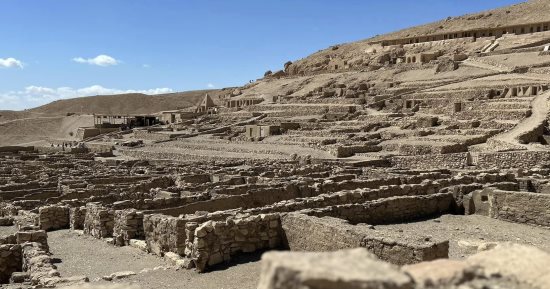 "دير المدينة".. أقدم مقر لتجمع عمال مقابر ومعابد البر الغربى فى الأقصر.. الموقع مفتوح لزيارات السائحين من مختلف دول العالم.. ويرصد حياة عمال عاشوا خلال الحقبة من الأسرة الـ18 حتى الأسرة الـ20.. صور