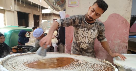 حلوانى من بعيد.. شاهد الشاب أحمد وحكاية 8 سنين فى صنع الكنافة البلدى لأهالى الغربية