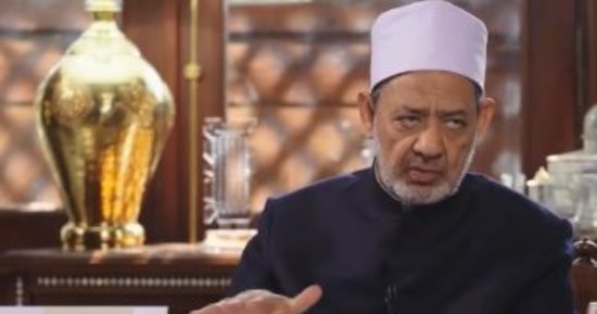شيخ الأزهر: العلى من أسماء الله الحسنى ومعناه من العلو والارتفاع.. الطيب: يستحيل وصف الله بعلو المكان لكنه عالى المكانة.. ويؤكد: العقل لا يستطيع أن يتصوره سبحانه فى مكان والدرجة العليا الكاملة للعلو هى له وحده