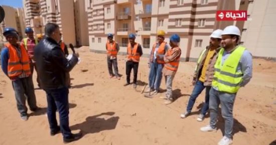 عمرو الليثي يفاجئ العمال بحدائق العاصمة الإدارية بمكافآت مالية.. جاوب واكسب