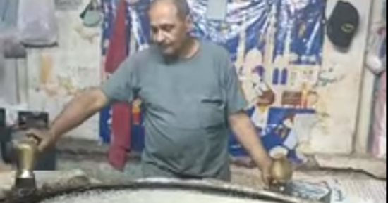 الكنافة والقطايف عند عم أحمد شكل تانى فى سوهاج.. ورث المهنة أبا عن جد.. فيديو
