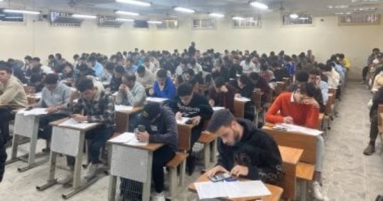 ممنوع الدخول بالموبايل.. شاهد تركيز طلاب إعلام القاهرة بامتحانات الميد تيرم