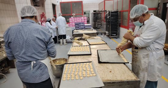 وزارة الزراعة تطرح كعك العيد بأنواع مختلفة فى 243 منفذا ثابتا و 32 متحركا.. الكيلو يبدأ من 220 جنيهًا ويصل إلى 350 والبسكويت بسعر 160 جنيهًا..  واستمرار ضخ السلع الغذائية حتى نهاية شهر رمضان