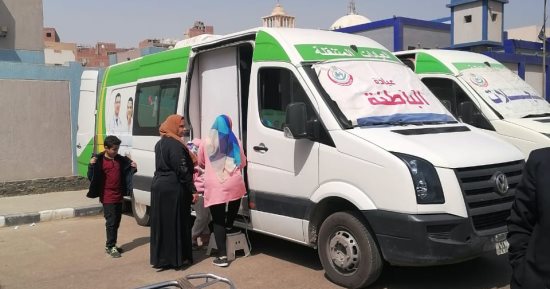 محافظة القاهرة تنظم قوافل طبية وتوزع سلعا ووجبات بالمشروعات البديلة للعشوائيات