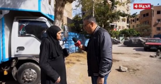 عمرو الليثى يهدى سيدة عجوز 5 آلاف جنيه من برنامج "واحد من الناس"