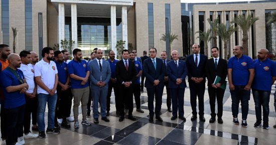 رئيس الوزراء يستقبل شباب حفل إفطار المطرية