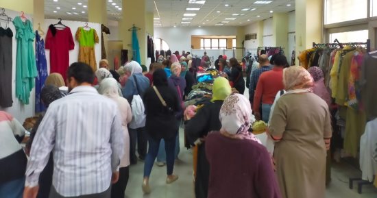 إقبال كبير على المعرض الخيري الرابع بجامعة حلوان.. صور