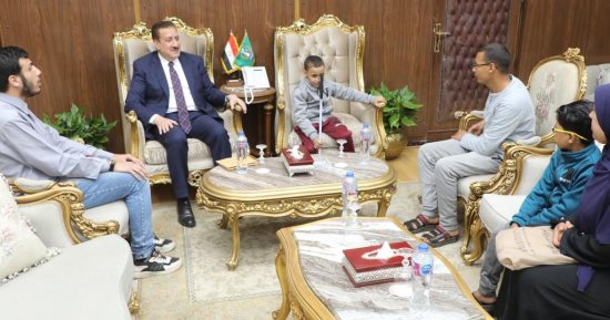 محافظ المنوفية يكرم طفل وشاب مكفوفين من حفظة القرآن الكريم