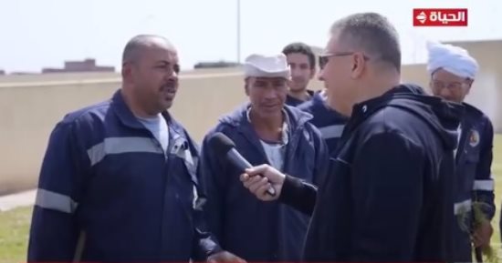 عمرو الليثي يلتقي مجموعة من عمال مدينة زفتى ويهديهم 10 آلاف جنيه