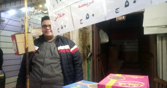 شقيقان يبيعان حلويات رمضان بأسعار مخفضة فى دمياط.. فيديو وصور