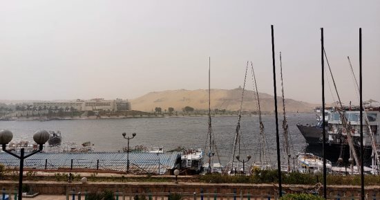 عاصفة ترابية تضرب سماء أسوان والمحافظة تعلن الطوارئ.. صور