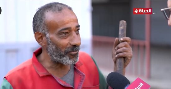 عمرو الليثى يجبر بخاطر "عامل نظافة" ويهديه مبلغا ماليا بواحد من الناس