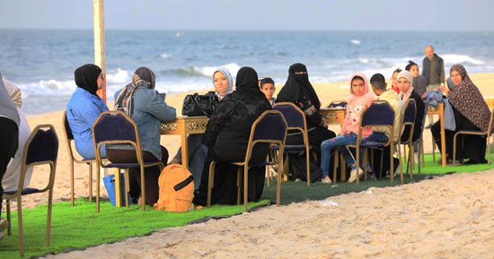 مجلس القبائل والعائلات المصرية ينظم أطول مائدة إفطار بدون طعام تضامنا مع الشعب الفلسطينى.. ويؤكد: القوة تكمن فى التضامن والخير.. رئيس مجاهدى سيناء: رسالة لدعم الصمود.. وأسرة غزاوية: شكرا أهل العريش.. فيديو وصور