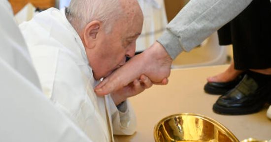 البابا فرانسيس يكسر التقاليد.. يغسل أقدام النساء فقط بالطقوس السنوية “فيديو”