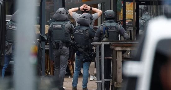 الشرطة الفرنسية تعتقل طالبا طعن معلمة فى وجهها محاولا قتلها