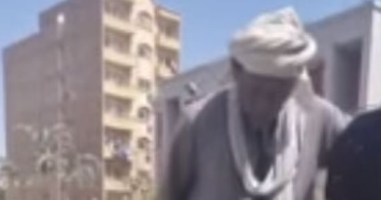 ميسى الصعيد.. عم محسن 60 سنة وبينطط الكرة 100 عدة من غير ما تقع.. لايف