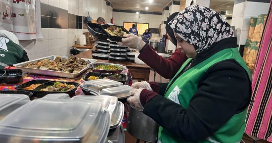 كرم شهر رمضان.. إفطار مجانى للمسافرين على الطرق في شمال سيناء.. وجبات مجانية للأسر الأكثر احتياجا بالقري.. تكية خير توفر احتياجات العالقين الفلسطينيين.. ومائدة رحمن بالجهود الذاتية لعابري السبيل.. صور