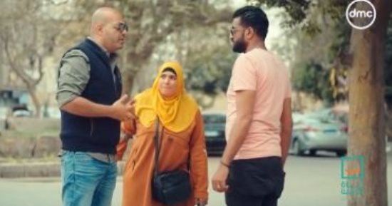 "حياة كريمة" يهدى خياطة مصابة بالشلل 100 ألف جنيه لعلاجها وابنتها