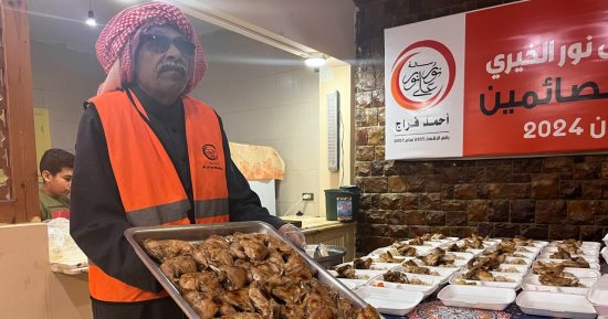 أهلا ضيوف الرحمن.. أهالى سيناء يقدمون وجبات الإفطار للمسافرين 
